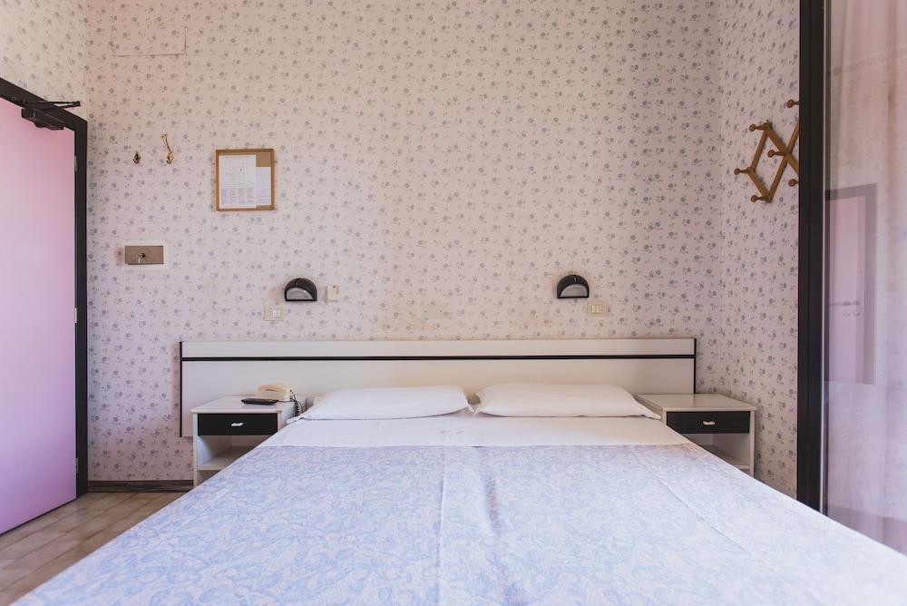 Hotel Eden Viserbella di Rimini Bagian luar foto