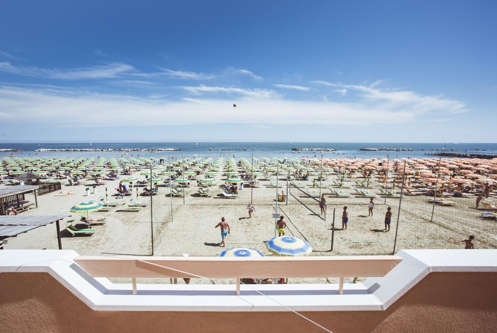 Hotel Eden Viserbella di Rimini Bagian luar foto