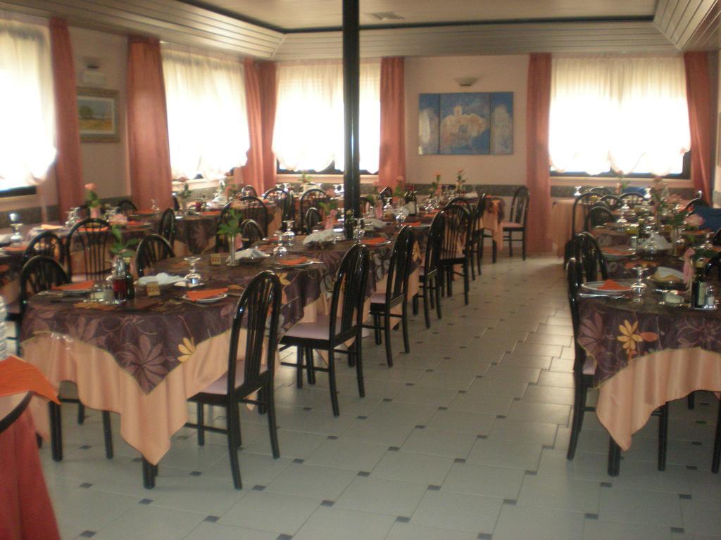 Hotel Eden Viserbella di Rimini Bagian luar foto