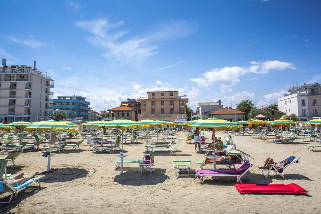 Hotel Eden Viserbella di Rimini Bagian luar foto