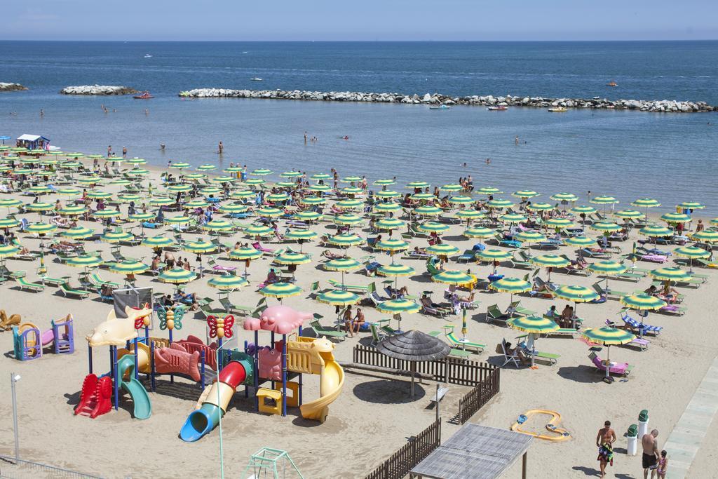 Hotel Eden Viserbella di Rimini Bagian luar foto