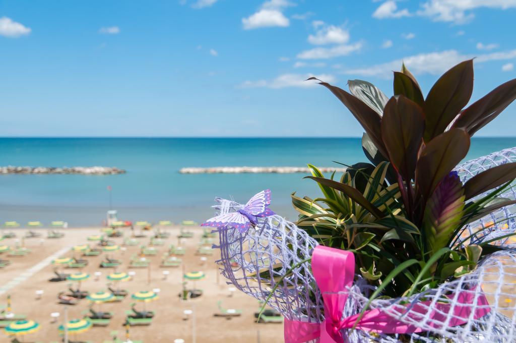 Hotel Eden Viserbella di Rimini Bagian luar foto