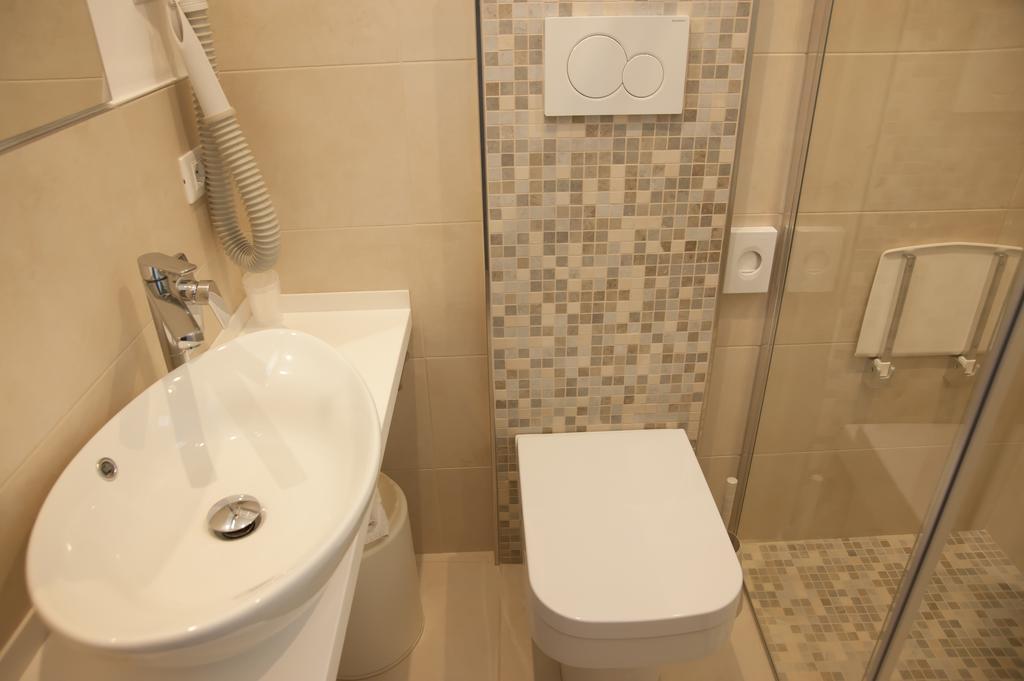 Hotel Eden Viserbella di Rimini Bagian luar foto