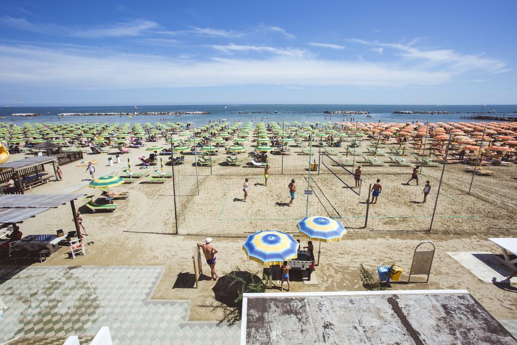 Hotel Eden Viserbella di Rimini Bagian luar foto