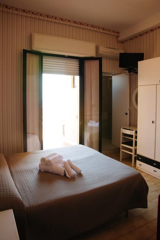 Hotel Eden Viserbella di Rimini Bagian luar foto