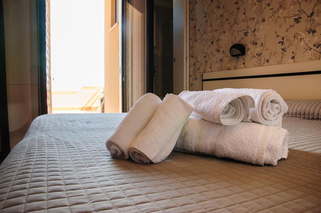Hotel Eden Viserbella di Rimini Bagian luar foto