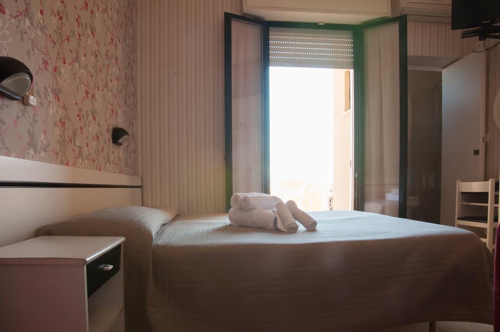 Hotel Eden Viserbella di Rimini Bagian luar foto