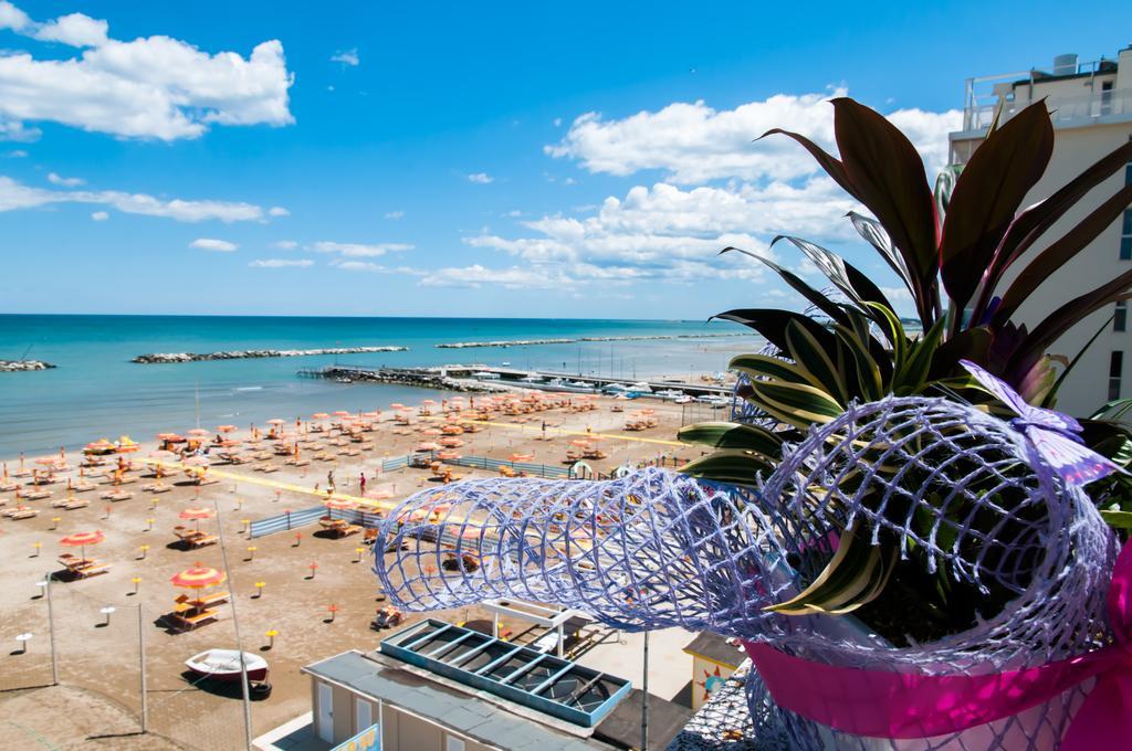 Hotel Eden Viserbella di Rimini Bagian luar foto