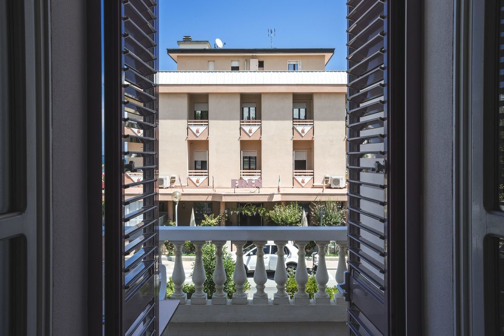 Hotel Eden Viserbella di Rimini Bagian luar foto